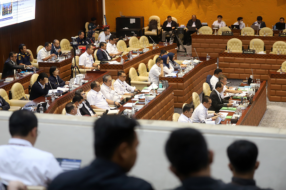 Rapat kerja komisi V bersama Menteri Perhubungan bahas RAPBN dan RKA-KL. (BeritaNasional/Elvis Sendouw)