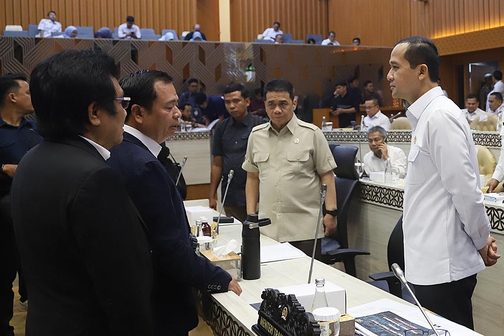 Rapat kerja Komisi V dengan Menteri Desa dan Menteri Transmigrasi membahas keberadaan desa dan kawasan transmigrasi. (BeritaNasional/Elvis Sendouw)