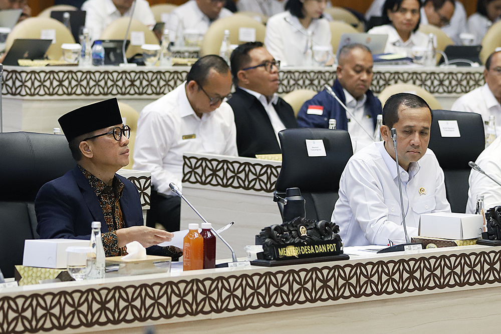 Rapat kerja Komisi V dengan Menteri Desa dan Menteri Transmigrasi membahas keberadaan desa dan kawasan transmigrasi. (BeritaNasional/Elvis Sendouw)