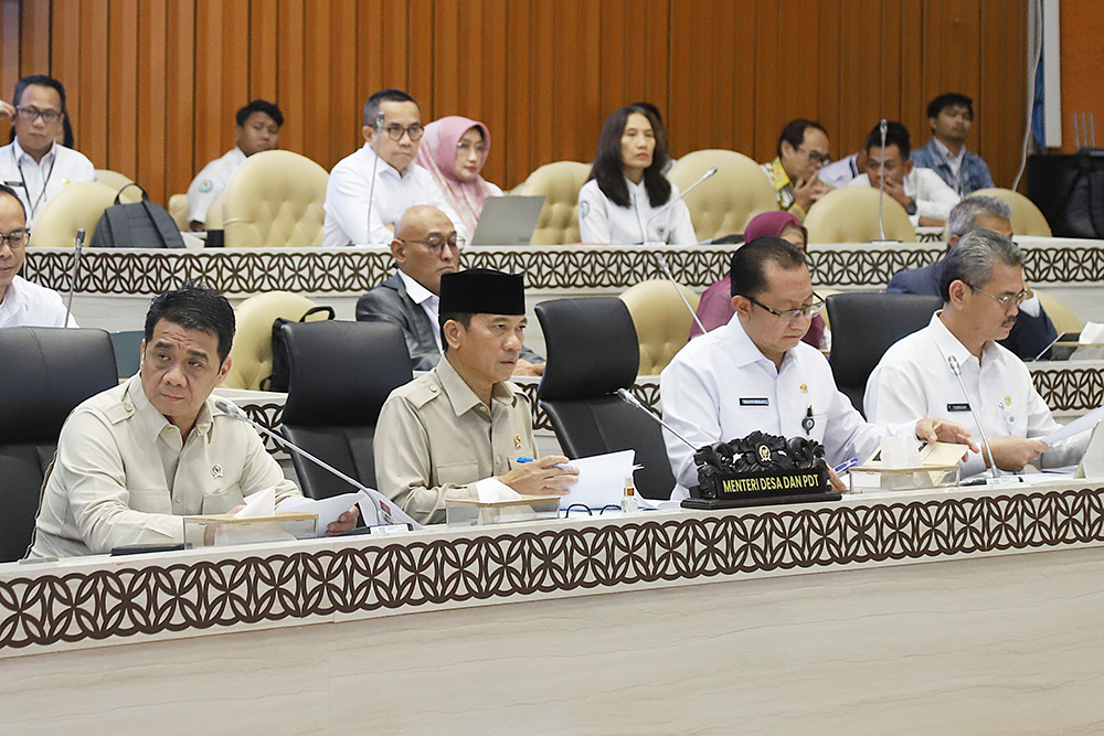 Rapat kerja Komisi V dengan Menteri Desa dan PDT. (BeritaNasional/Elvis Sendouw)