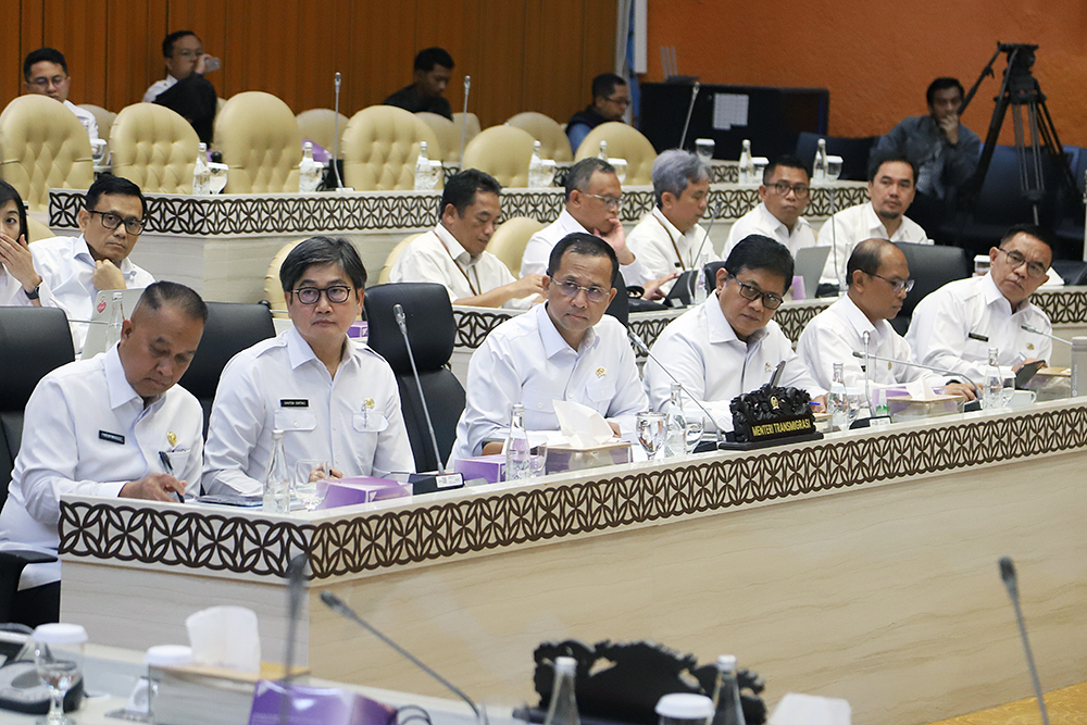 Raker Komisi V Bersama Mentrans Bahas Status Kawasan Transmigrasi Rapat kerja Komisi V dengan Menteri Transmigrasi Muhammad Iftitah Sulaiman bahas pengelolaan dan status kawasan transmigrasi. (BeritaNasional/Elvis Sendouw)