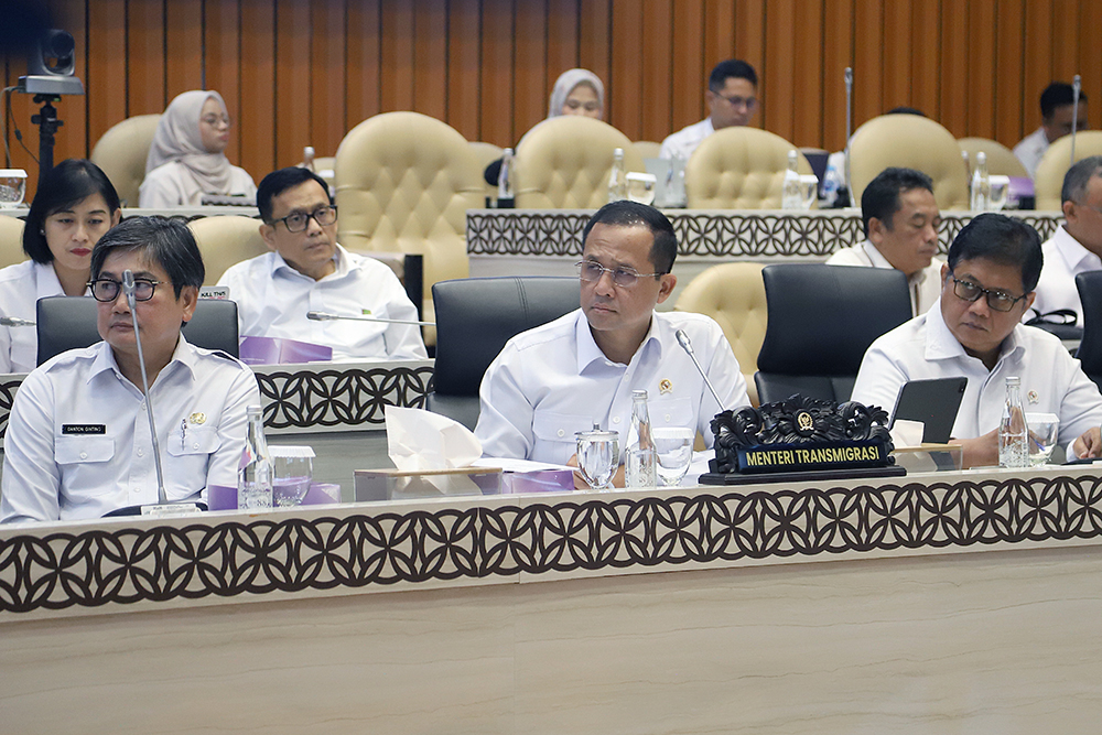 Raker Komisi V Bersama Mentrans Bahas Status Kawasan Transmigrasi Rapat kerja Komisi V dengan Menteri Transmigrasi Muhammad Iftitah Sulaiman bahas pengelolaan dan status kawasan transmigrasi. (BeritaNasional/Elvis Sendouw)