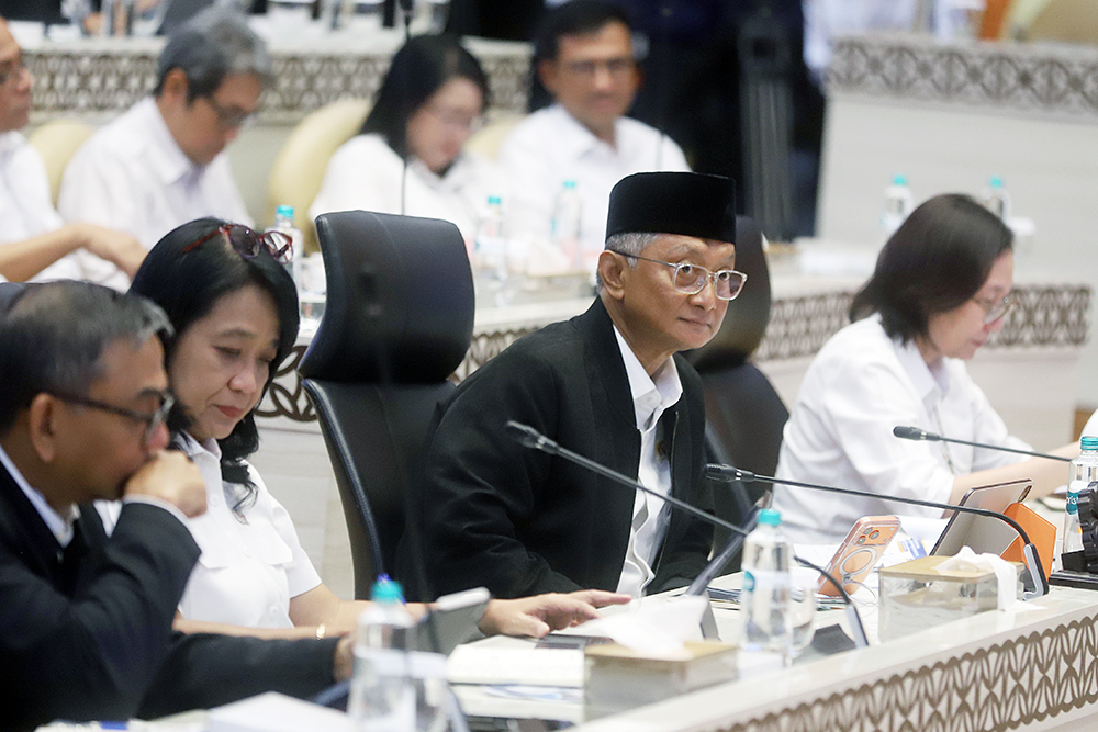 Menteri Pekerjaan Umum (PU), Dody Hanggodo menyampaikan paparan kinerja pada rapat kerja di Kompleks Parlemen, Senayan, Jakarta. (BeritaNasional/Elvis Sendouw)
