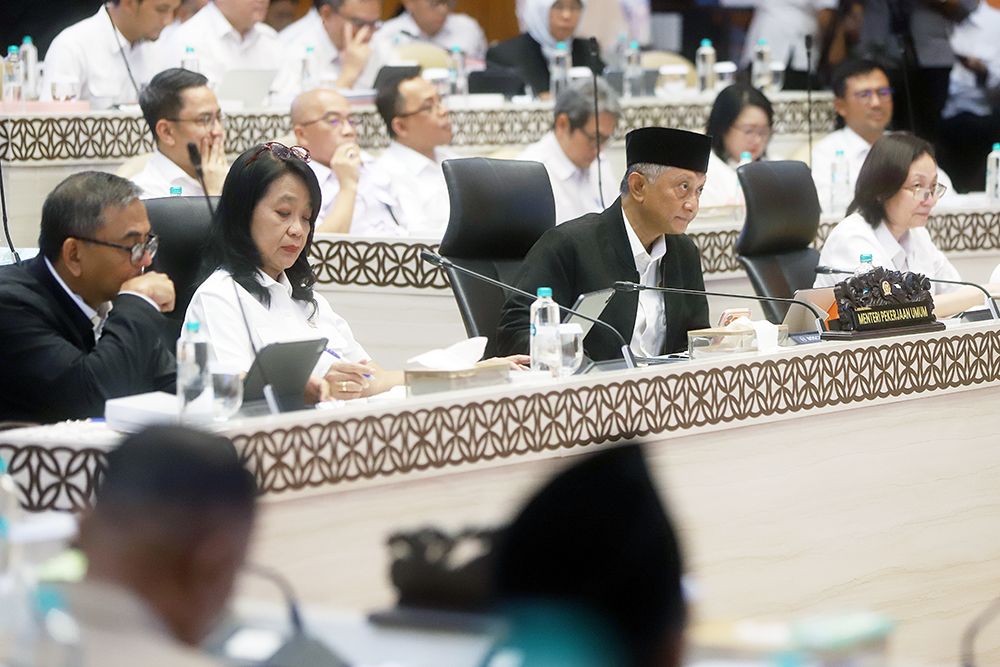 Menteri Pekerjaan Umum (PU), Dody Hanggodo menyampaikan paparan kinerja pada rapat kerja di Kompleks Parlemen, Senayan, Jakarta. (BeritaNasional/Elvis Sendouw)
