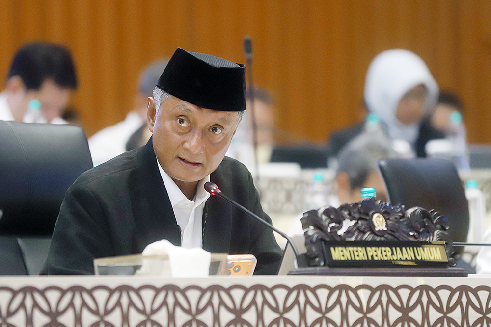 Menteri Pekerjaan Umum (PU), Dody Hanggodo menyampaikan paparan kinerja pada rapat kerja di Kompleks Parlemen, Senayan, Jakarta. (BeritaNasional/Elvis Sendouw)