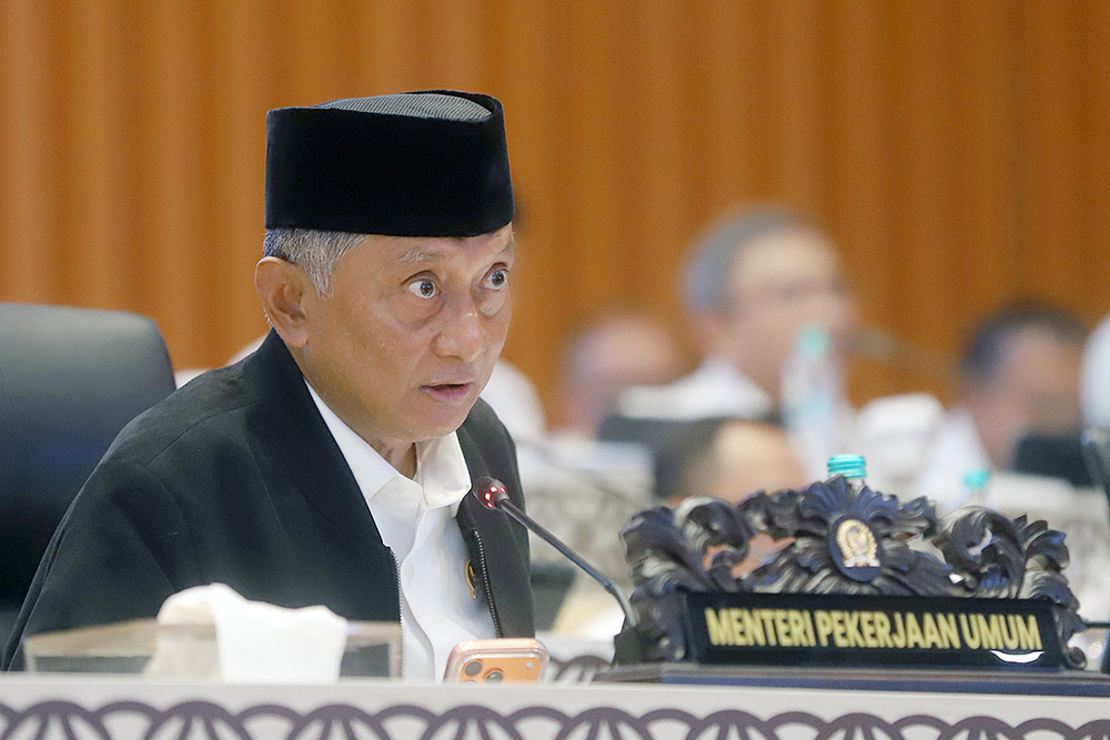 Menteri Pekerjaan Umum (PU), Dody Hanggodo menyampaikan paparan kinerja pada rapat kerja di Kompleks Parlemen, Senayan, Jakarta. (BeritaNasional/Elvis Sendouw)