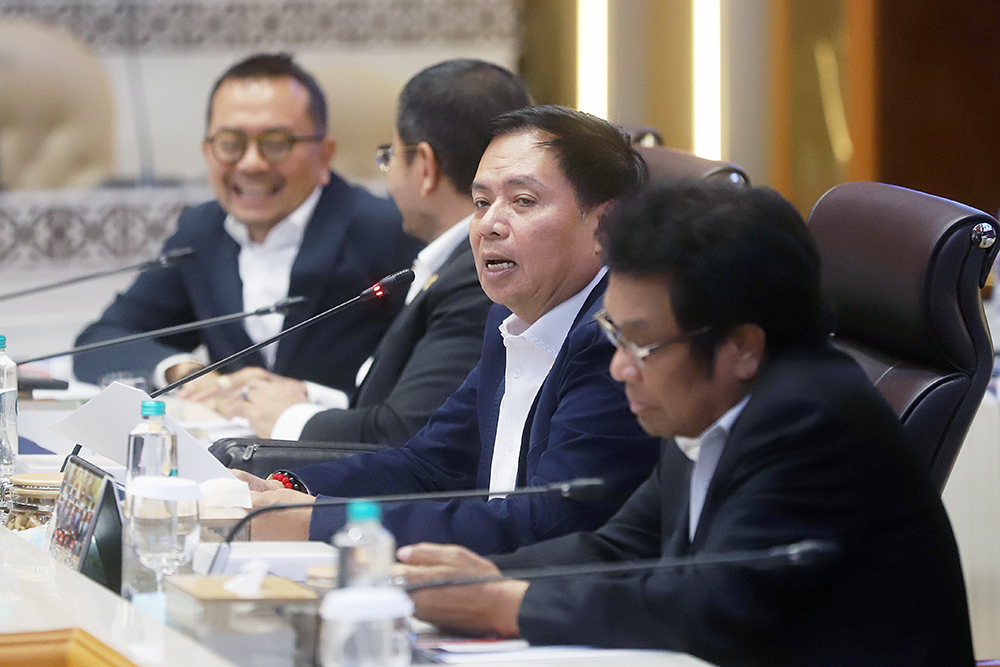 Menteri Pekerjaan Umum (PU), Dody Hanggodo menyampaikan paparan kinerja pada rapat kerja di Kompleks Parlemen, Senayan, Jakarta. (BeritaNasional/Elvis Sendouw)