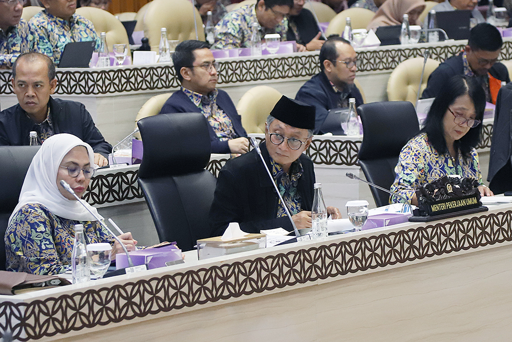 Raker Komisi V dengan Menteri PU Bahas Evaluasi Pelaksanaan APBN 2025 Rapat Kerja Komisi V bersama Kementerian Pekerja Umum. (BeritaNasional/Elvis Sendouw)