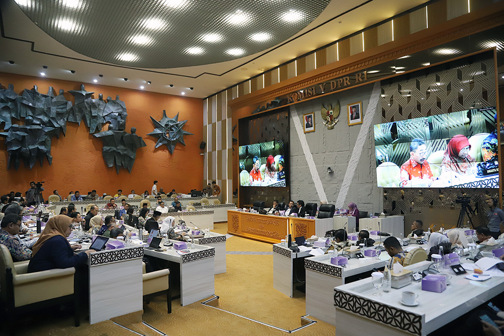 Raker Komisi V dengan Menteri PU Bahas Evaluasi Pelaksanaan APBN 2025 Rapat Kerja Komisi V bersama Kementerian Pekerja Umum. (BeritaNasional/Elvis Sendouw)
