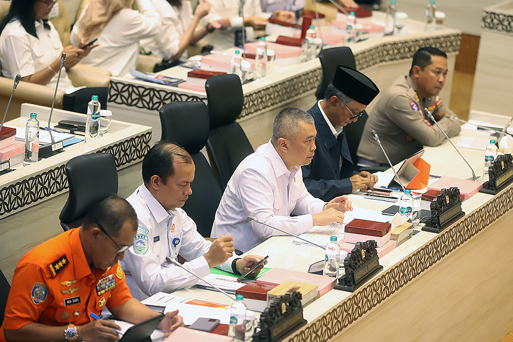 Menteri Perhubungan Dudy Purwagandhi bersama Menteri Pekerjaan Umum Dody Hanggodo mengikuti rapat kerja bersama Komisi V DPR. (BeritaNasional/Elvis Sendouw)