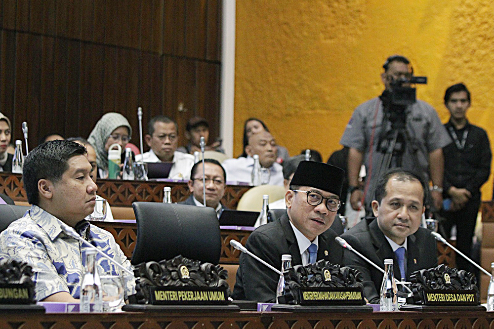 Rapat Kerja Komisi V bersama 5 Menteri bahas penjelasan tugas pokok dan fungsi masing-masing Kementerian/Lembaga. (BeritaNasional/Elvis Sendouw)