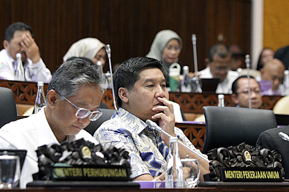 Rapat Kerja Komisi V bersama 5 Menteri bahas penjelasan tugas pokok dan fungsi masing-masing Kementerian/Lembaga. (BeritaNasional/Elvis Sendouw)