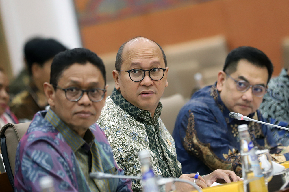 Menteri Investasi/Kepala BKPM Roslan Roeslani mengikuti rapat kerja bersama komisi VI. (BeritaNasional/Elvis Sendouw)