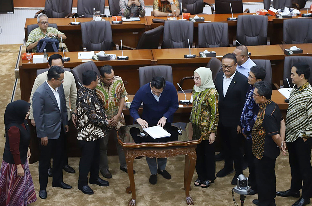 Komisi VI DPR gelar Rapat Kerja Tingkat I dengan Kementerian BUMN RI, Menteri Hukum RI, Kementerian Keuangan RI, dan Kementerian Sekretaris Negara RI terkait pembahasan RUU BUMN. (BeritaNasional/Elvis Sendouw)