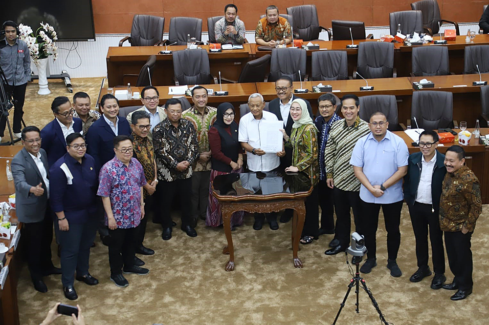 Komisi VI DPR gelar Rapat Kerja Tingkat I dengan Kementerian BUMN RI, Menteri Hukum RI, Kementerian Keuangan RI, dan Kementerian Sekretaris Negara RI terkait pembahasan RUU BUMN. (BeritaNasional/Elvis Sendouw)