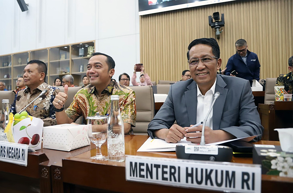 Komisi VI DPR gelar Rapat Kerja Tingkat I dengan Kementerian BUMN RI, Menteri Hukum RI, Kementerian Keuangan RI, dan Kementerian Sekretaris Negara RI terkait pembahasan RUU BUMN. (BeritaNasional/Elvis Sendouw)