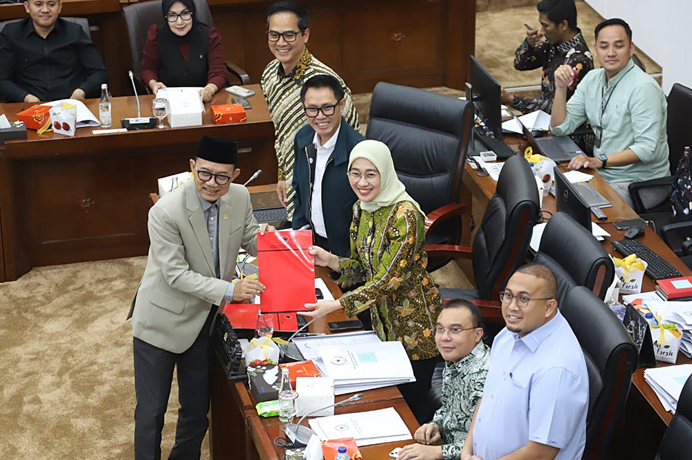 Komisi VI DPR gelar Rapat Kerja Tingkat I dengan Kementerian BUMN RI, Menteri Hukum RI, Kementerian Keuangan RI, dan Kementerian Sekretaris Negara RI terkait pembahasan RUU BUMN. (BeritaNasional/Elvis Sendouw)