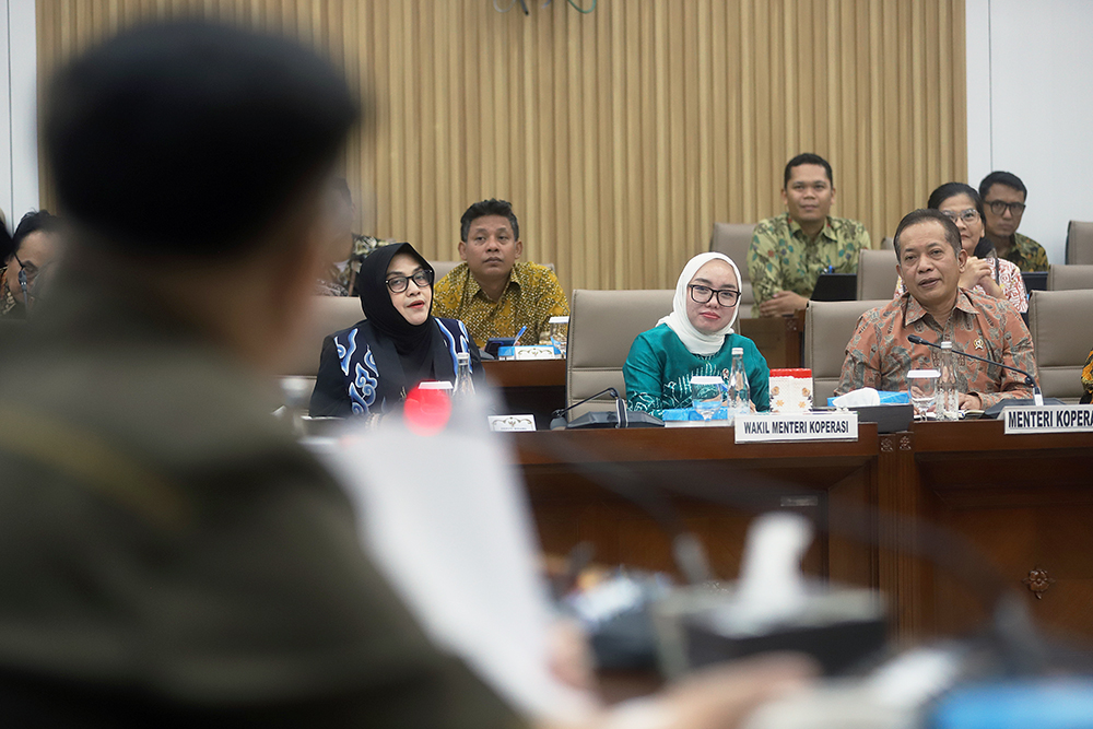 Menteri Koperasi Ferry Joko Juliantono (kanan) bersama Wakil Menteri Koperasi Farida Farichah (kiri) mengikuti rapat kerja bersama komisi VI DPR. (BeritaNasional/Elvis Sendouw)