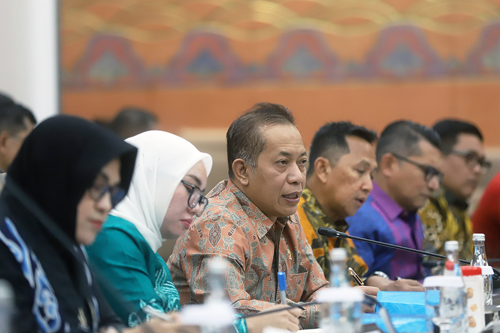Menteri Koperasi Ferry Joko Juliantono (kanan) bersama Wakil Menteri Koperasi Farida Farichah (kiri) mengikuti rapat kerja bersama komisi VI DPR. (BeritaNasional/Elvis Sendouw)