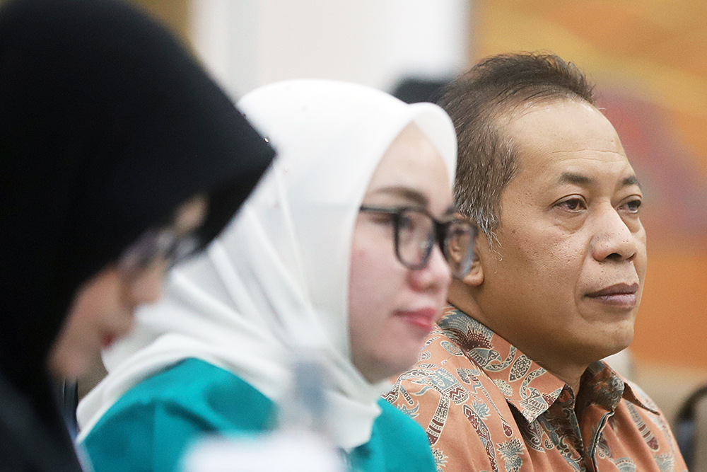 Menteri Koperasi Ferry Joko Juliantono (kanan) bersama Wakil Menteri Koperasi Farida Farichah (kiri) mengikuti rapat kerja bersama komisi VI DPR. (BeritaNasional/Elvis Sendouw)