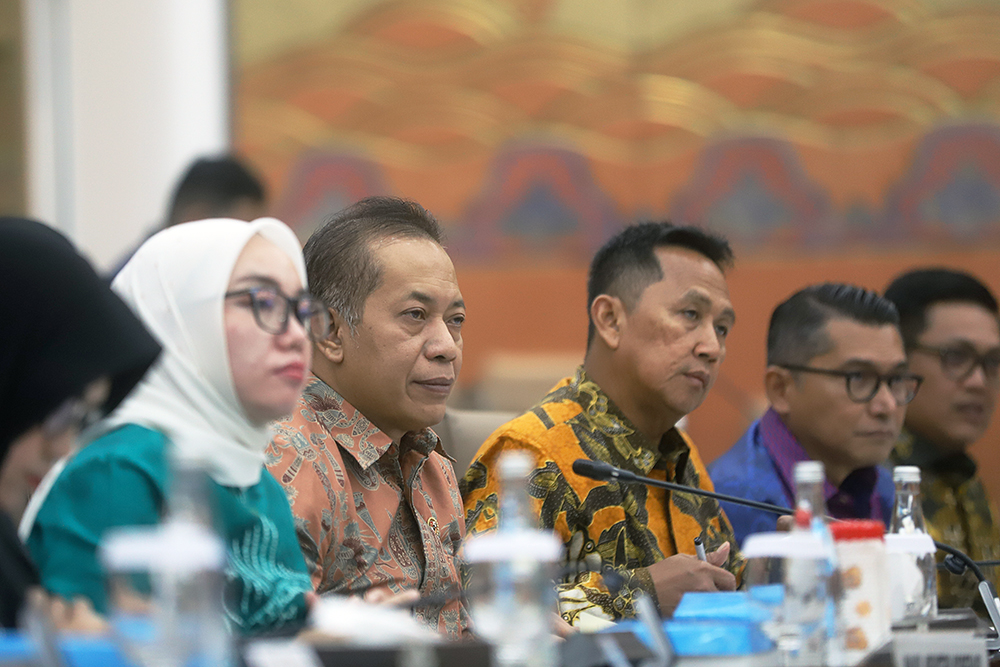 Menteri Koperasi Ferry Joko Juliantono (kanan) bersama Wakil Menteri Koperasi Farida Farichah (kiri) mengikuti rapat kerja bersama komisi VI DPR. (BeritaNasional/Elvis Sendouw)