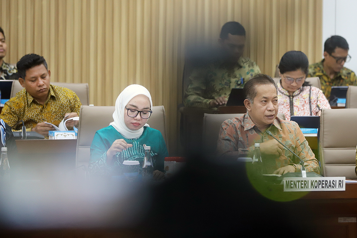 Menteri Koperasi Ferry Joko Juliantono (kanan) bersama Wakil Menteri Koperasi Farida Farichah (kiri) mengikuti rapat kerja bersama komisi VI DPR. (BeritaNasional/Elvis Sendouw)