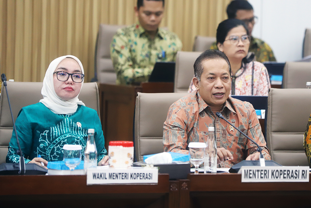 Menteri Koperasi Ferry Joko Juliantono (kanan) bersama Wakil Menteri Koperasi Farida Farichah (kiri) mengikuti rapat kerja bersama komisi VI DPR. (BeritaNasional/Elvis Sendouw)