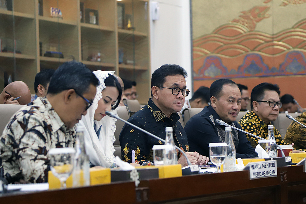 Raker Komisi VI DPR Bersama Mendag Bahas Anggaran 2026 Menteri Perdagangan mengikuti rapat kerja bersama komisi VI DPR. (BeritaNasional/Elvis Sendouw)