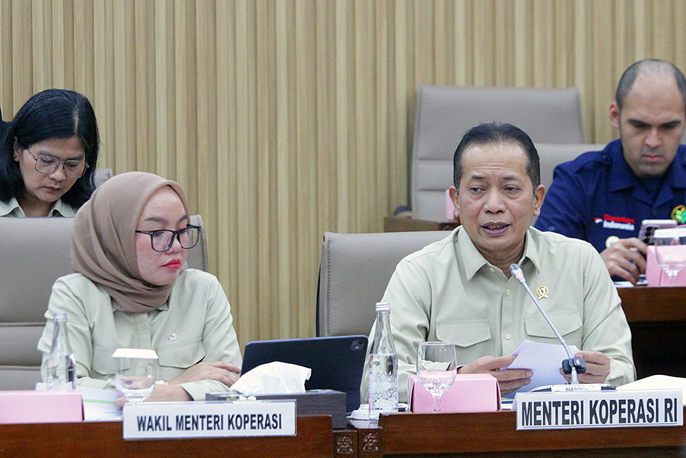 Menteri Koperasi (Menkop) Ferry Juliantono (kanan) Wakil Menteri Koperasi (Wamenkop) Farida Farichah (kiri), mengikuti Rapat Kerja (Raker) dengan Komisi VI DPR. (BeritaNasional/Elvis Sendouw)