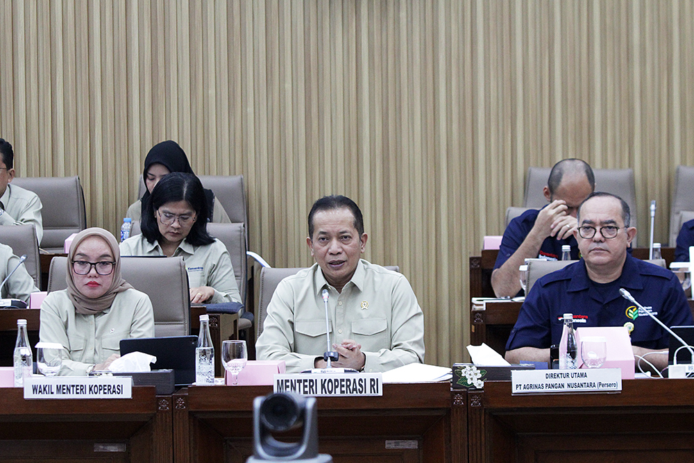Menteri Koperasi (Menkop) Ferry Juliantono (kanan) Wakil Menteri Koperasi (Wamenkop) Farida Farichah (kiri), mengikuti Rapat Kerja (Raker) dengan Komisi VI DPR. (BeritaNasional/Elvis Sendouw)