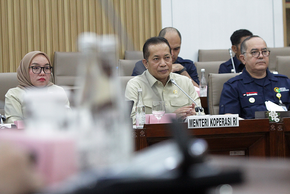 Menteri Koperasi (Menkop) Ferry Juliantono (kanan) Wakil Menteri Koperasi (Wamenkop) Farida Farichah (kiri), mengikuti Rapat Kerja (Raker) dengan Komisi VI DPR. (BeritaNasional/Elvis Sendouw)