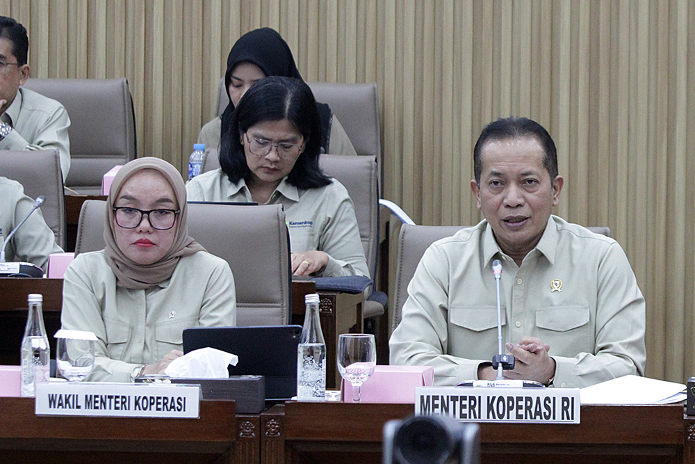 Menteri Koperasi (Menkop) Ferry Juliantono (kanan) Wakil Menteri Koperasi (Wamenkop) Farida Farichah (kiri), mengikuti Rapat Kerja (Raker) dengan Komisi VI DPR. (BeritaNasional/Elvis Sendouw)