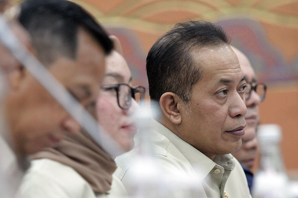 Menteri Koperasi (Menkop) Ferry Juliantono (kanan) Wakil Menteri Koperasi (Wamenkop) Farida Farichah (kiri), mengikuti Rapat Kerja (Raker) dengan Komisi VI DPR. (BeritaNasional/Elvis Sendouw)