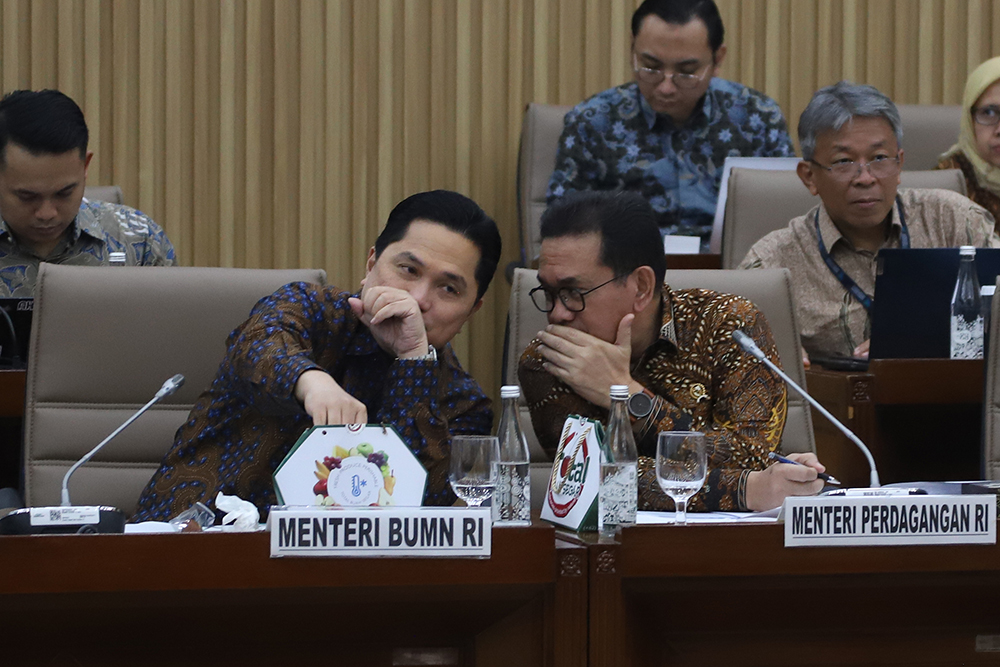 Raker Komisi VI DPR dengan Mendag dan Menteri BUMN Bahas Tarif Impor AS Menteri BUMN dan Menteri Perdagangan mengikuti rapat kerja bersama Komisi VI. (BeritaNasional/Elvis Sendouw)