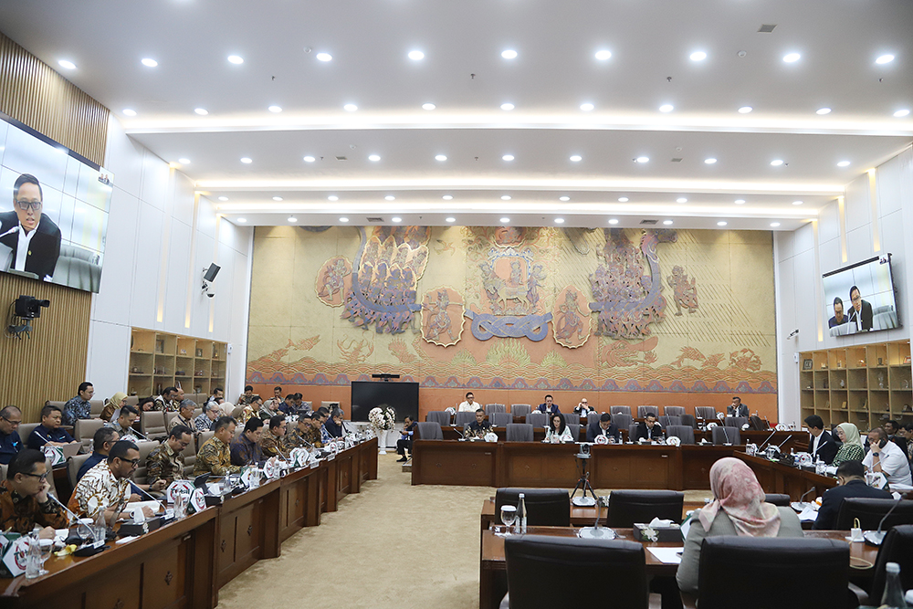 Raker Komisi VI DPR dengan Mendag dan Menteri BUMN Bahas Tarif Impor AS Menteri BUMN dan Menteri Perdagangan mengikuti rapat kerja bersama Komisi VI. (BeritaNasional/Elvis Sendouw)