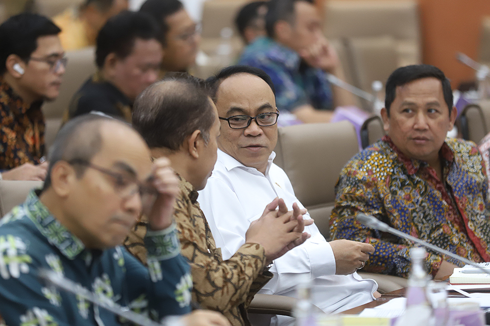 Menteri Koperasi Budi Arie Setiadi bersama jajaran kementerian mengikuti rapat kerja bersama Komisi VI DPR. (BeritaNasional/Elvis Sendouw)