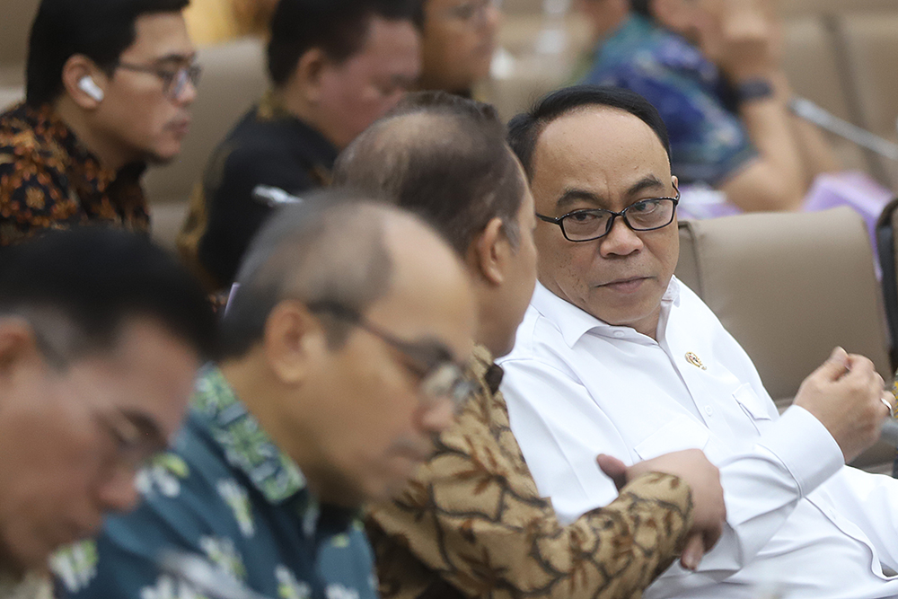 Menteri Koperasi Budi Arie Setiadi bersama jajaran kementerian mengikuti rapat kerja bersama Komisi VI DPR. (BeritaNasional/Elvis Sendouw)