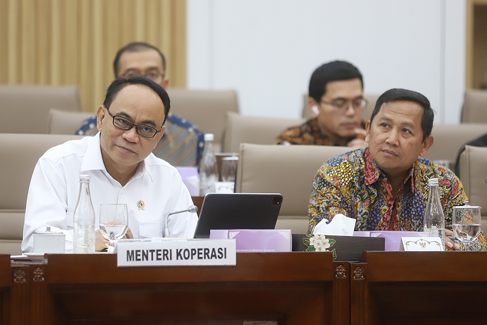 Menteri Koperasi Budi Arie Setiadi bersama jajaran kementerian mengikuti rapat kerja bersama Komisi VI DPR. (BeritaNasional/Elvis Sendouw)