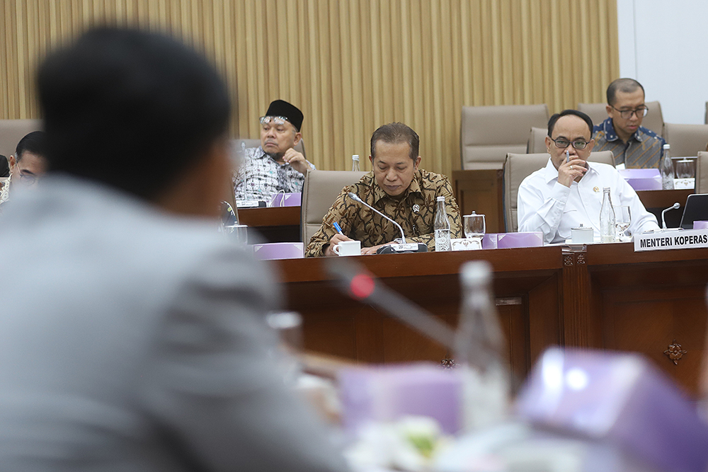 Menteri Koperasi Budi Arie Setiadi bersama jajaran kementerian mengikuti rapat kerja bersama Komisi VI DPR. (BeritaNasional/Elvis Sendouw)