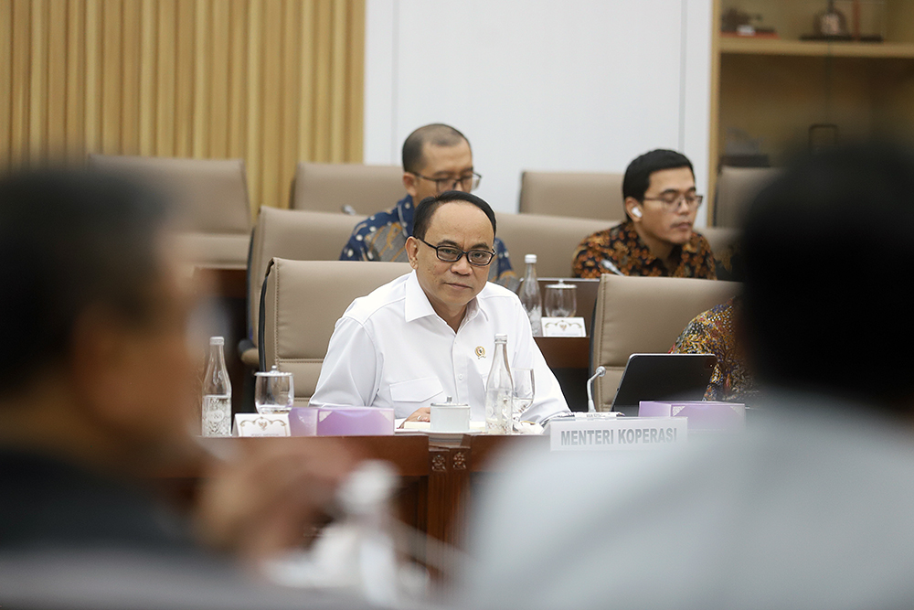 Menteri Koperasi Budi Arie Setiadi bersama jajaran kementerian mengikuti rapat kerja bersama Komisi VI DPR. (BeritaNasional/Elvis Sendouw)