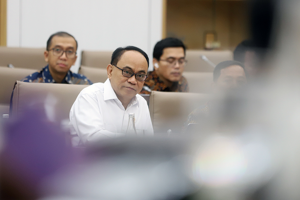 Menteri Koperasi Budi Arie Setiadi bersama jajaran kementerian mengikuti rapat kerja bersama Komisi VI DPR. (BeritaNasional/Elvis Sendouw)