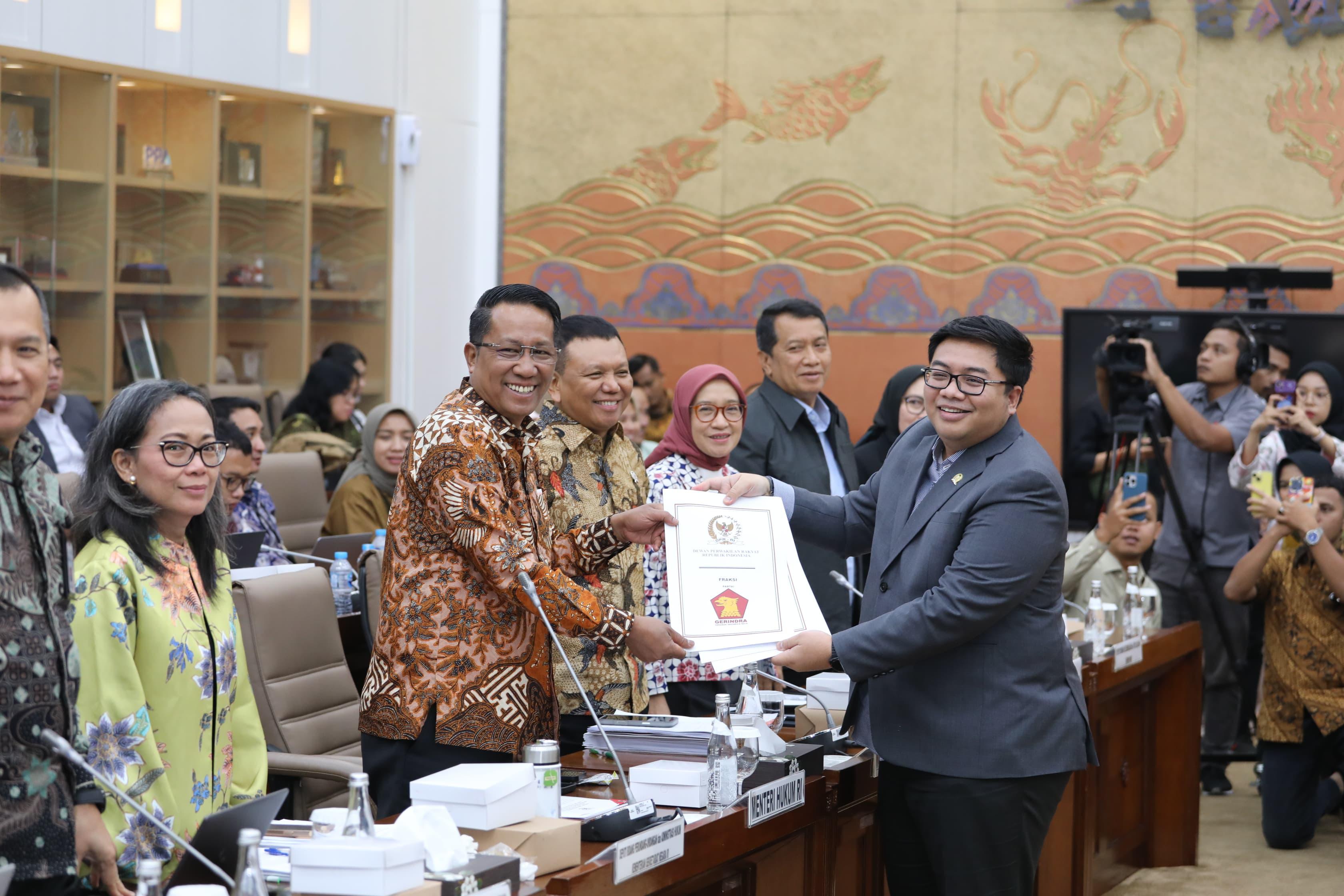 Raker Komisi VI Keputusan Terhadap RUU Perubahan Keempat UU BUMN Rapat Kerja Komisi VI DPR dan Pemerintah menyetujui hasil laporan Panja pembahasan Rancangan Undang-Undang (RUU) perubahan keempat atas Undang-Undang Badan Usaha Milik Negara (BUMN). (BeritaNasional/Elvis Sendouw/HO Pemberitaan DPR)