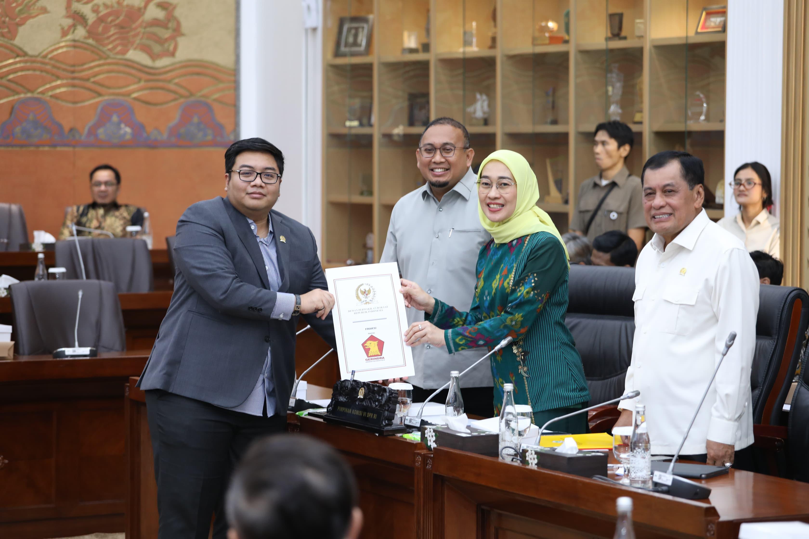 Raker Komisi VI Keputusan Terhadap RUU Perubahan Keempat UU BUMN Rapat Kerja Komisi VI DPR dan Pemerintah menyetujui hasil laporan Panja pembahasan Rancangan Undang-Undang (RUU) perubahan keempat atas Undang-Undang Badan Usaha Milik Negara (BUMN). (BeritaNasional/Elvis Sendouw/HO Pemberitaan DPR)
