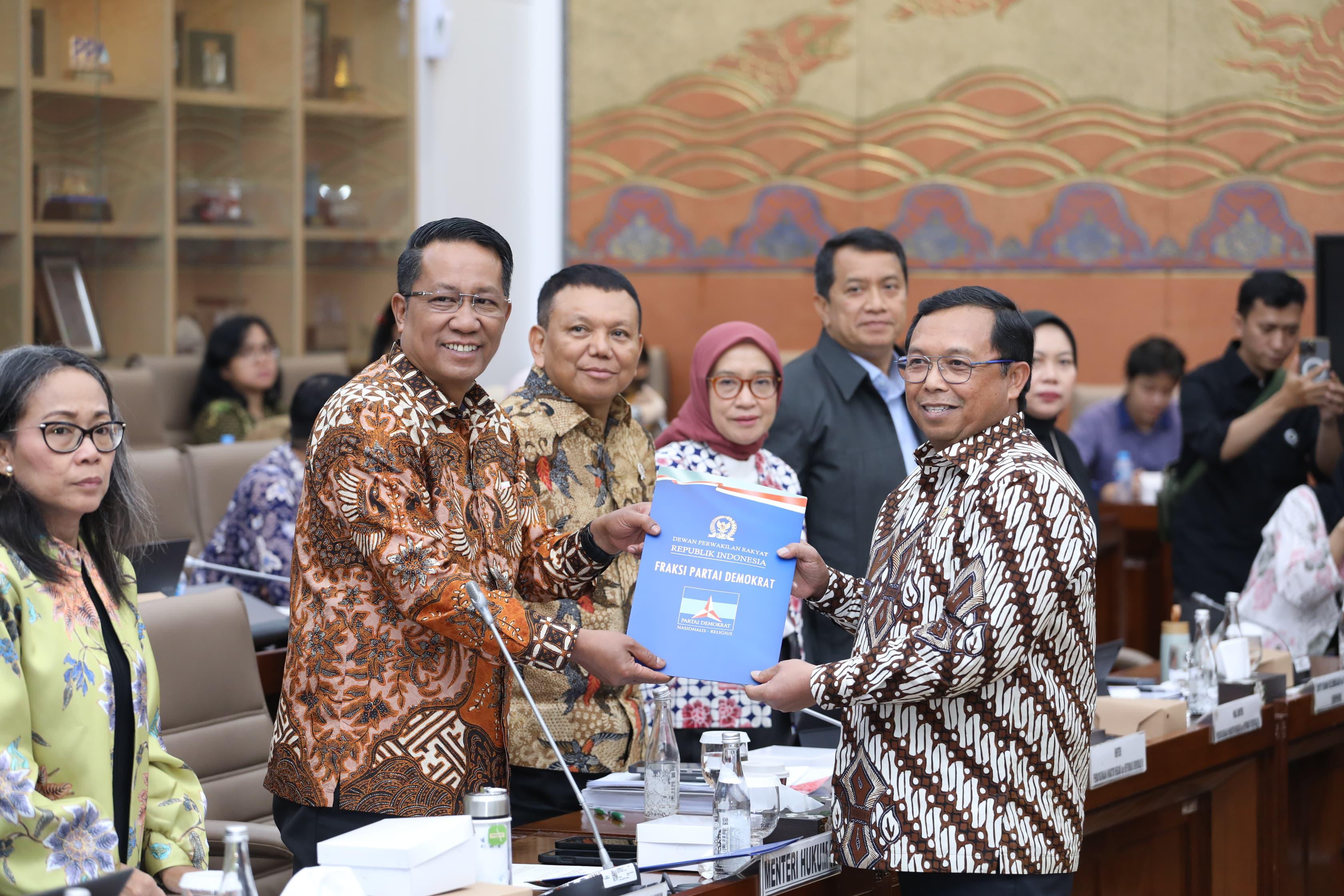 Raker Komisi VI Keputusan Terhadap RUU Perubahan Keempat UU BUMN Rapat Kerja Komisi VI DPR dan Pemerintah menyetujui hasil laporan Panja pembahasan Rancangan Undang-Undang (RUU) perubahan keempat atas Undang-Undang Badan Usaha Milik Negara (BUMN). (BeritaNasional/Elvis Sendouw/HO Pemberitaan DPR)