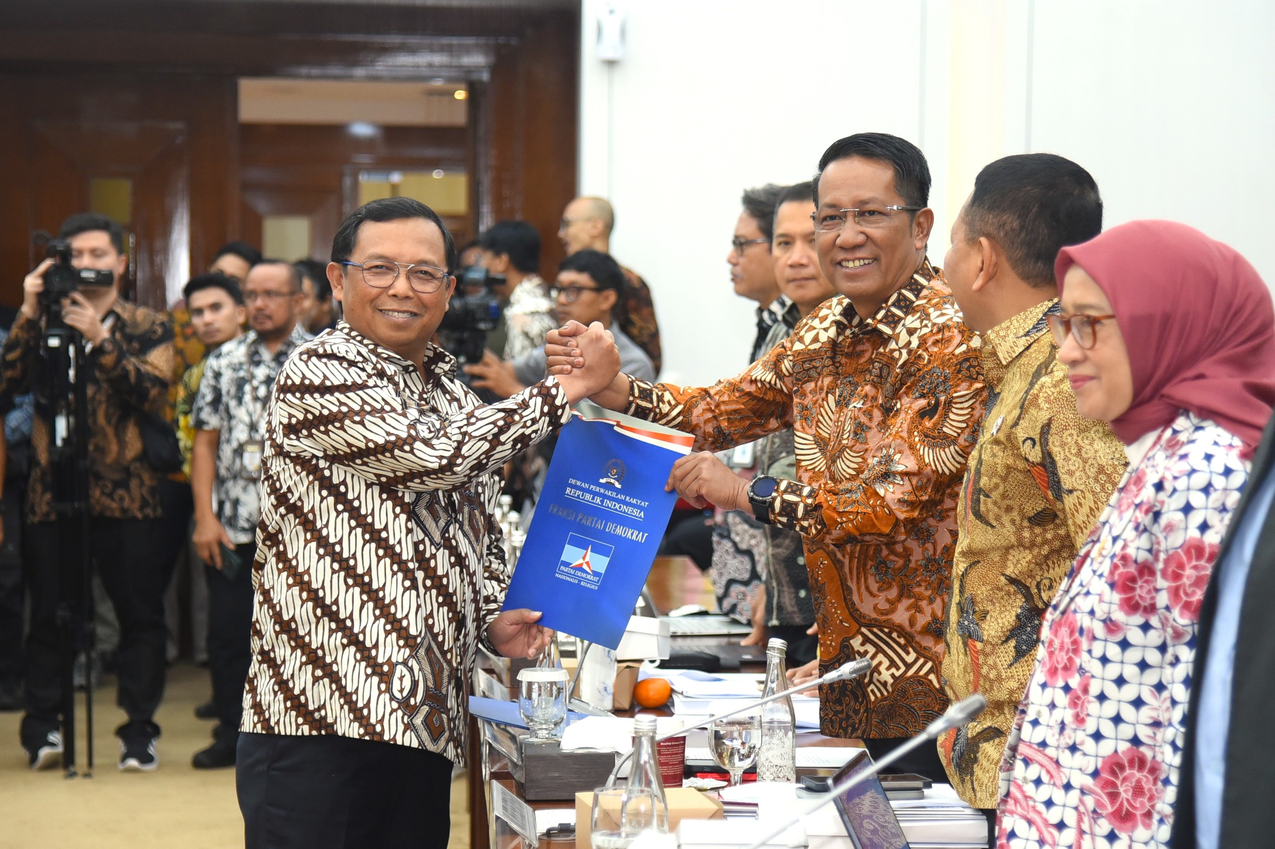 Raker Komisi VI Keputusan Terhadap RUU Perubahan Keempat UU BUMN Rapat Kerja Komisi VI DPR dan Pemerintah menyetujui hasil laporan Panja pembahasan Rancangan Undang-Undang (RUU) perubahan keempat atas Undang-Undang Badan Usaha Milik Negara (BUMN). (BeritaNasional/Elvis Sendouw/HO Pemberitaan DPR)