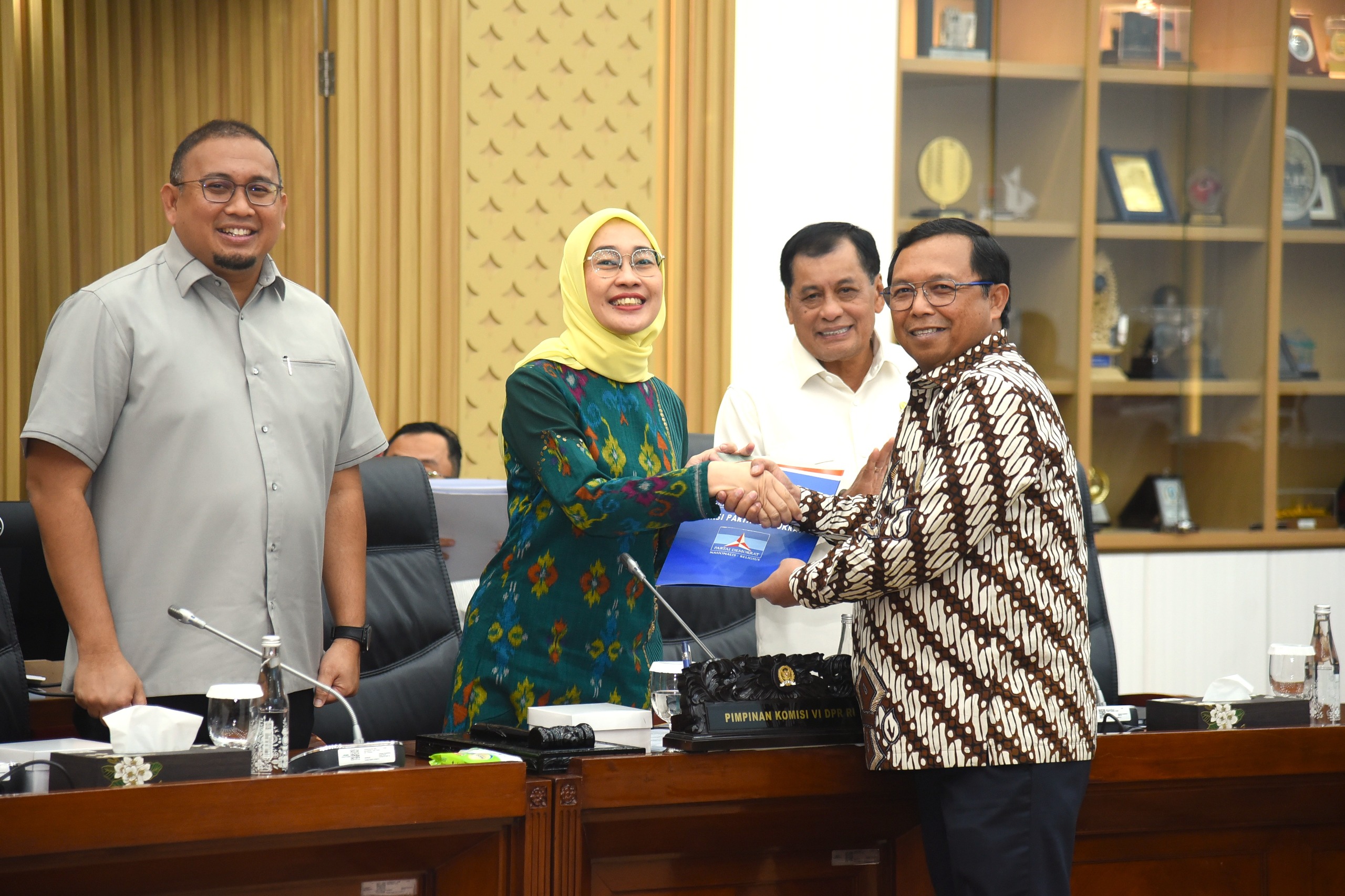 Raker Komisi VI Keputusan Terhadap RUU Perubahan Keempat UU BUMN Rapat Kerja Komisi VI DPR dan Pemerintah menyetujui hasil laporan Panja pembahasan Rancangan Undang-Undang (RUU) perubahan keempat atas Undang-Undang Badan Usaha Milik Negara (BUMN). (BeritaNasional/Elvis Sendouw/HO Pemberitaan DPR)