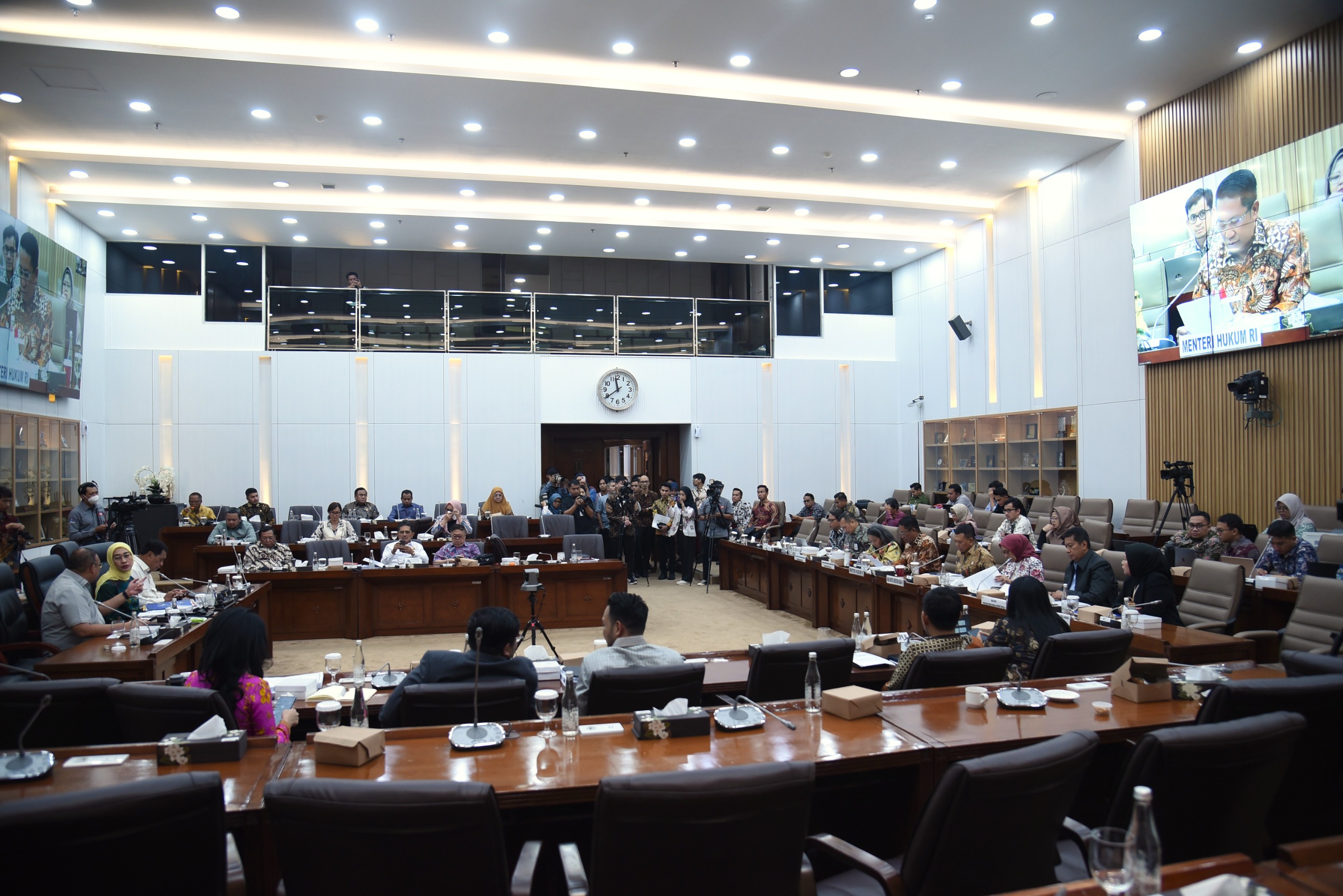 Raker Komisi VI Keputusan Terhadap RUU Perubahan Keempat UU BUMN Rapat Kerja Komisi VI DPR dan Pemerintah menyetujui hasil laporan Panja pembahasan Rancangan Undang-Undang (RUU) perubahan keempat atas Undang-Undang Badan Usaha Milik Negara (BUMN). (BeritaNasional/Elvis Sendouw/HO Pemberitaan DPR)
