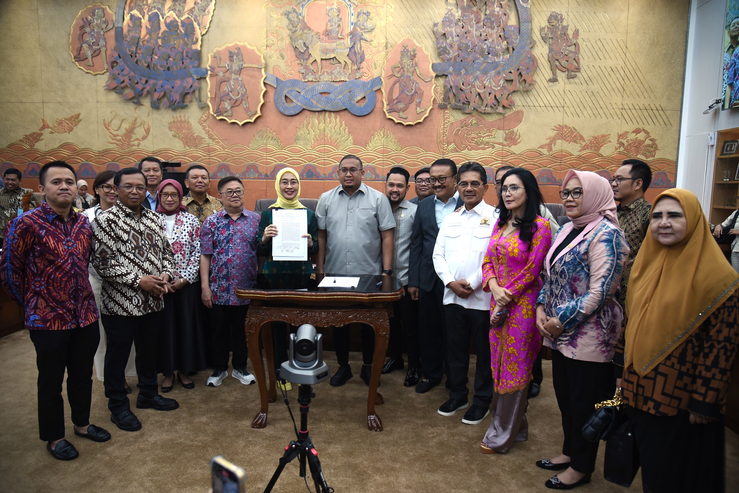 Raker Komisi VI Keputusan Terhadap RUU Perubahan Keempat UU BUMN Rapat Kerja Komisi VI DPR dan Pemerintah menyetujui hasil laporan Panja pembahasan Rancangan Undang-Undang (RUU) perubahan keempat atas Undang-Undang Badan Usaha Milik Negara (BUMN). (BeritaNasional/Elvis Sendouw/HO Pemberitaan DPR)