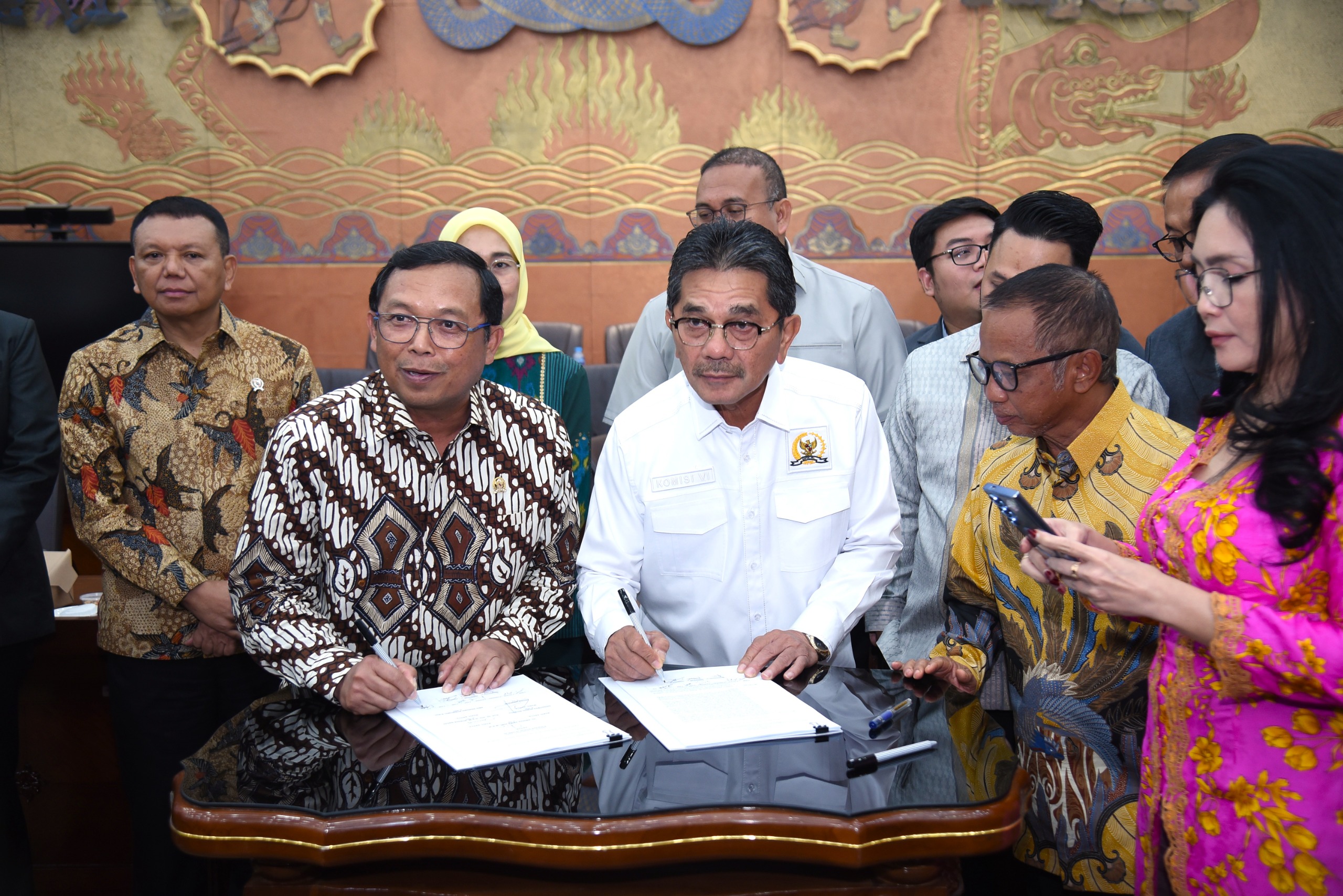 Raker Komisi VI Keputusan Terhadap RUU Perubahan Keempat UU BUMN Rapat Kerja Komisi VI DPR dan Pemerintah menyetujui hasil laporan Panja pembahasan Rancangan Undang-Undang (RUU) perubahan keempat atas Undang-Undang Badan Usaha Milik Negara (BUMN). (BeritaNasional/Elvis Sendouw/HO Pemberitaan DPR)