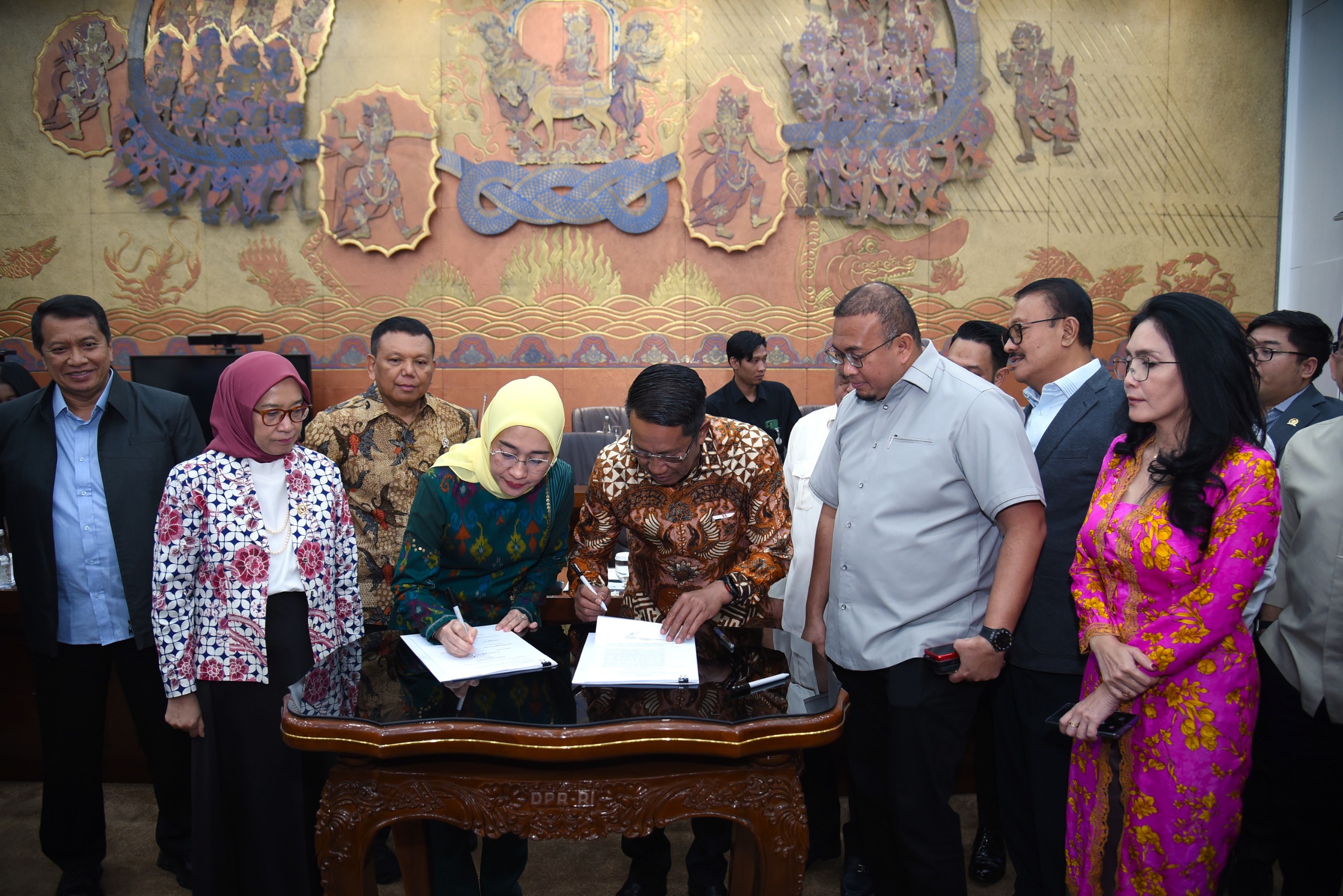 Raker Komisi VI Keputusan Terhadap RUU Perubahan Keempat UU BUMN Rapat Kerja Komisi VI DPR dan Pemerintah menyetujui hasil laporan Panja pembahasan Rancangan Undang-Undang (RUU) perubahan keempat atas Undang-Undang Badan Usaha Milik Negara (BUMN). (BeritaNasional/Elvis Sendouw/HO Pemberitaan DPR)